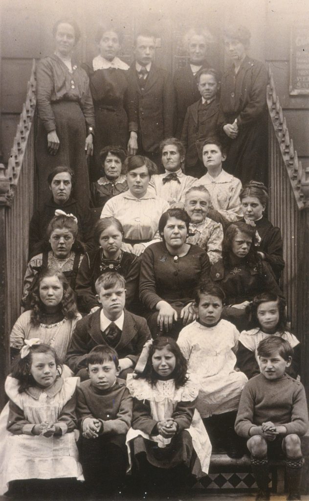 Grace Eyre Woodhead, Volunteers and Service Users at 4 Richmond Terrace, Brighton (1915)